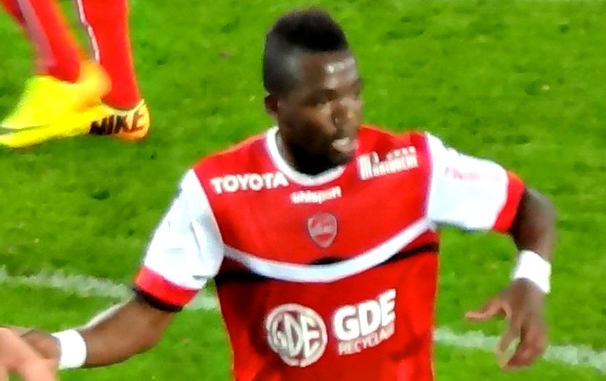« Tongo Doumbia, VAFC » par Liondartois — Tongo Doumbia, international malien de Toulouse avec son précédent club. Photo Travail personnel. Sous licence CC BY-SA 3.0 via Wikimedia Commons.