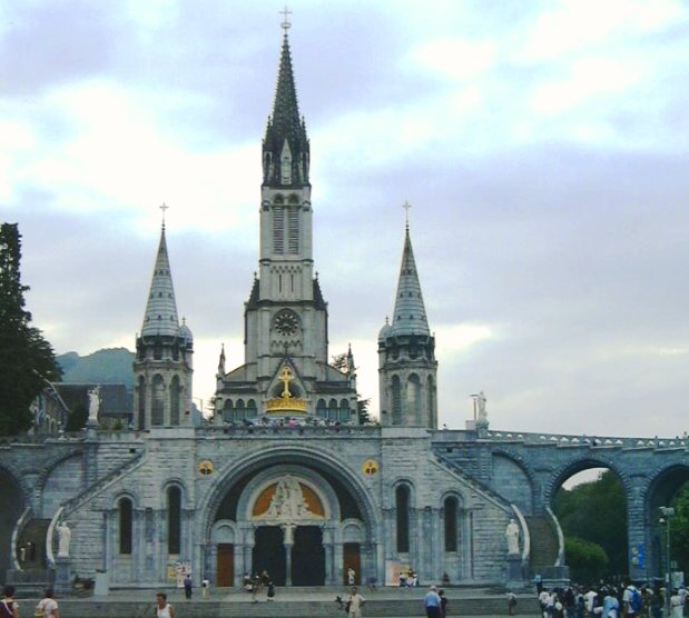 Nue à Lourdes, l'artiste Déborah de Robertis sera jugée à Tarbes